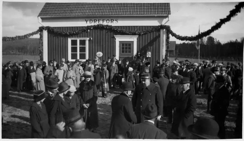 Gammal bild från invigningen av Ydrefors station