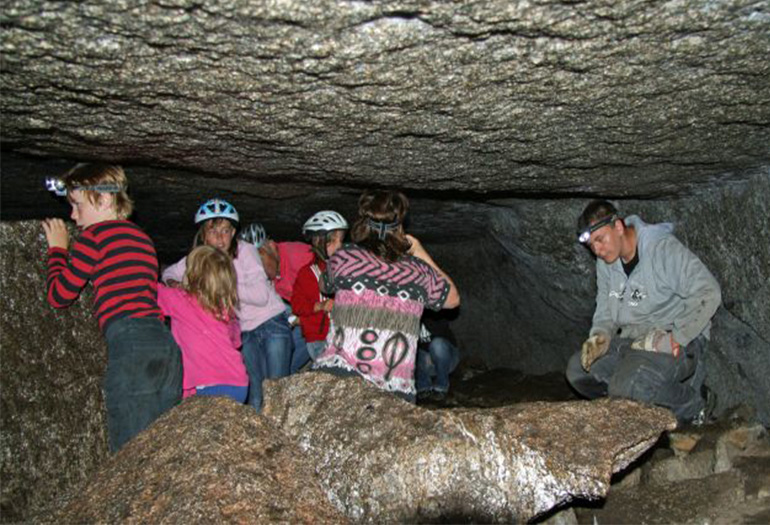 Bild på besökare nere i grottan