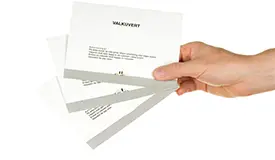 Bild på en hand som håller fram tre valkuvert