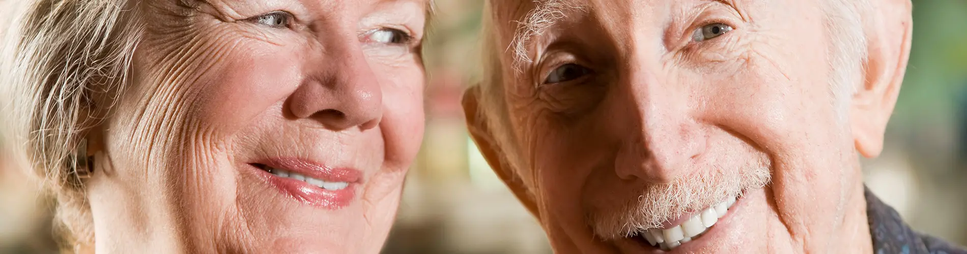 Bild på ett äldre par som sitter bredvid varandra